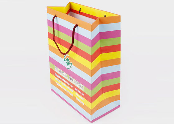As multi cores imprimiram os sacos de compras de papel o logotipo personalizado para a embalagem do presente