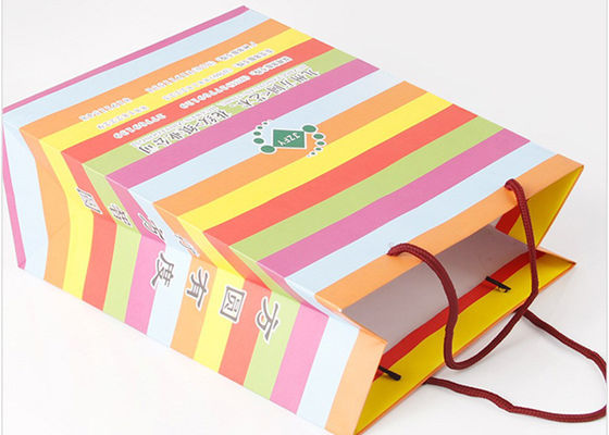 As multi cores imprimiram os sacos de compras de papel o logotipo personalizado para a embalagem do presente