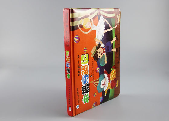 O Natal tocante macio da capa estala acima livros com caráter das crianças dos desenhos animados