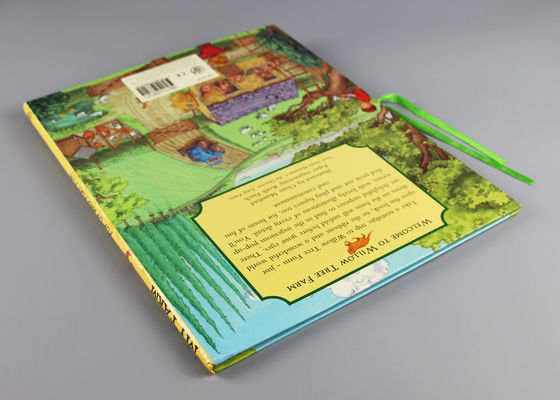 4 crianças da impressão a cores estalam acima os livros/3d estalam acima o livro com o emperramento do ponto de sela