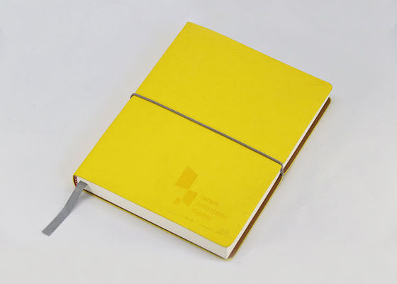 Limão elástico - papel deslocado do caderno de papel amarelo da tampa para a nota do negócio