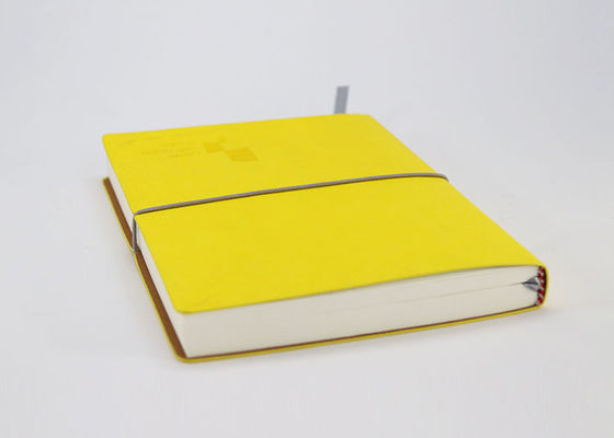 Limão elástico - papel deslocado do caderno de papel amarelo da tampa para a nota do negócio