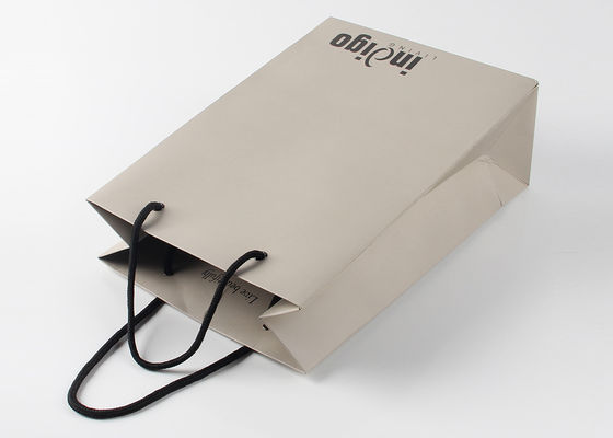 Sacos de compras de papel amigáveis de Eco com os punhos de nylon da corda e revestimento de superfície UV do ponto