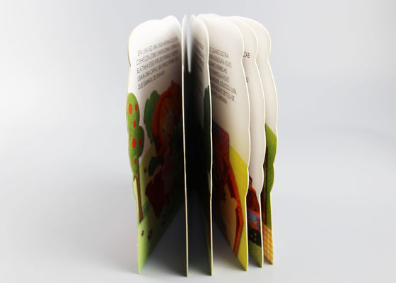 De crianças cortadas amigáveis do cartão de Eco os livros com superfície de impressão a cores completa